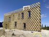 Arkitektritat trekantigt hus i betong och trä i Södertälje