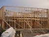 Arkitektritat trekantigt hus i betong och trä i Södertälje