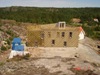 Arkitektritat trekantigt hus i betong och trä i Södertälje
